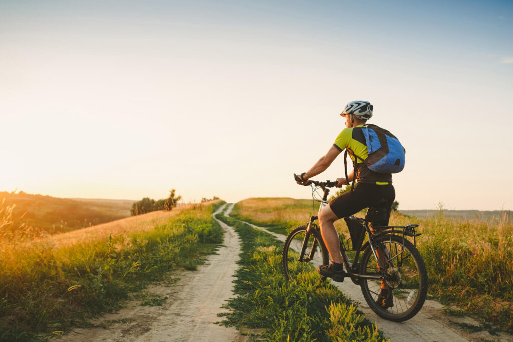 Fahrradfahrer auf einem Wiesenweg